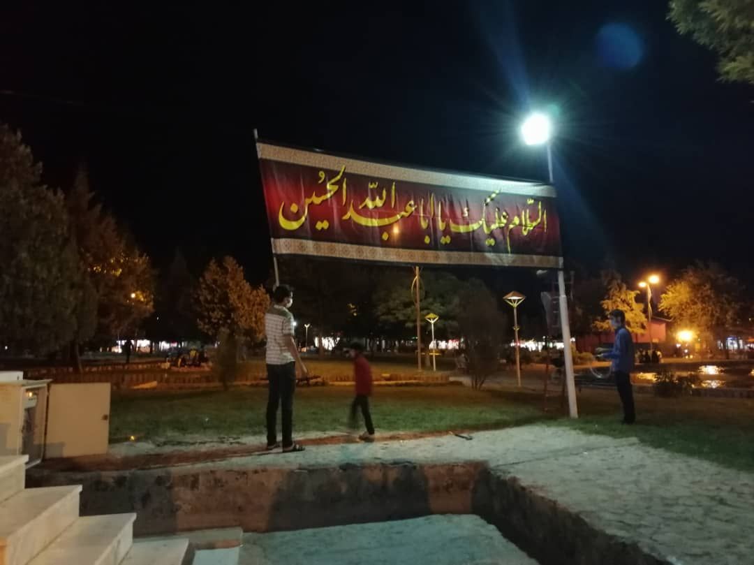 نصب کتیبه‌های عاشورایی هیئت آزادگان بیرجند