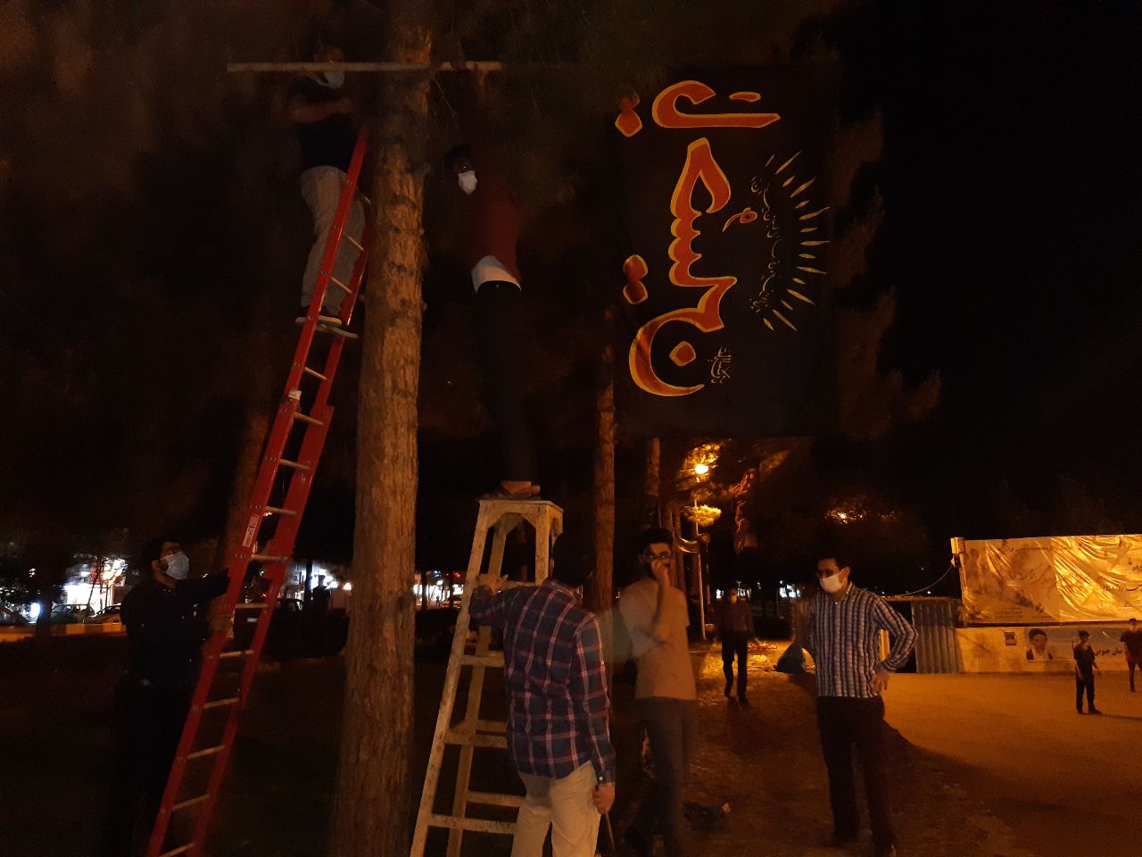 نصب کتیبه‌های عاشورایی هیئت آزادگان بیرجند