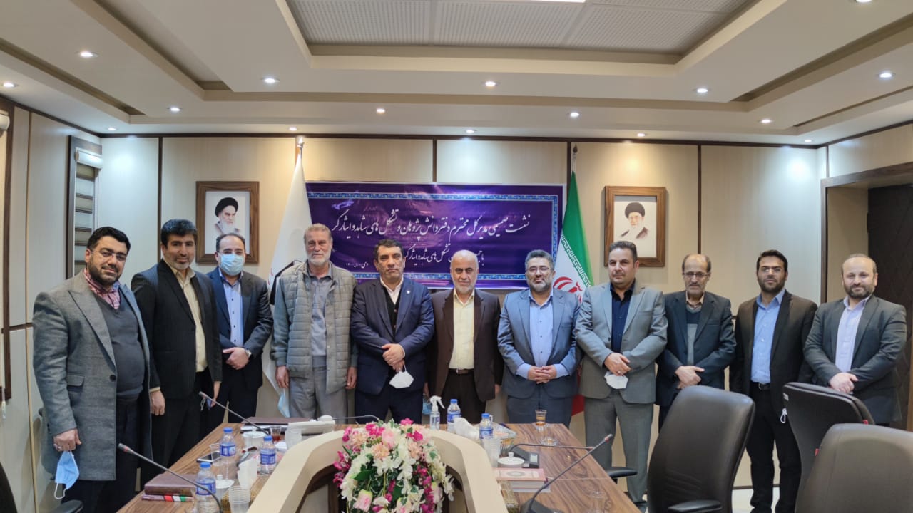 نشست مشترک رئیس بنیاد شهید و نماینده موسسه پیام آزادگان با جمعی از اعضای تشکل‌های شاهد و ایثارگر 1