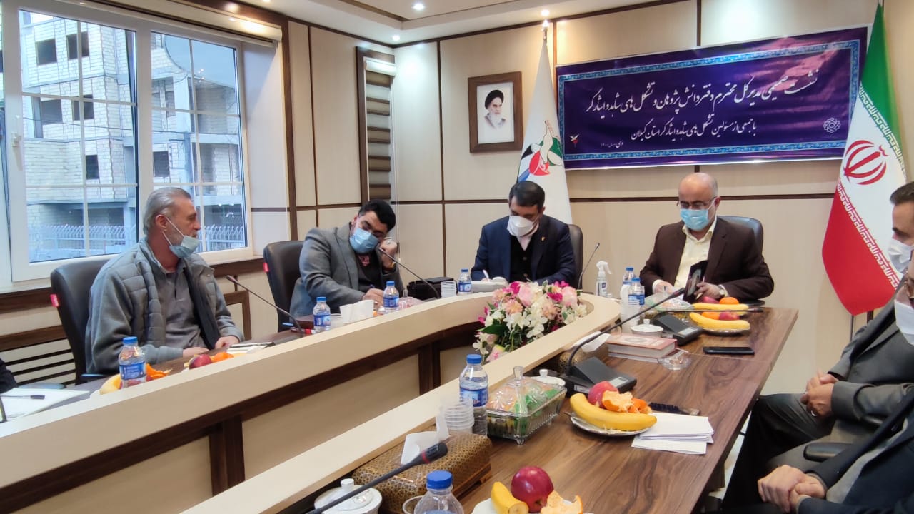 نشست مشترک رئیس بنیاد شهید و نماینده موسسه پیام آزادگان با جمعی از اعضای تشکل‌های شاهد و ایثارگر 4