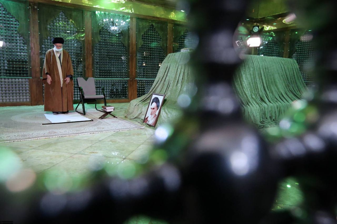 حضور رهبر انقلاب در مرقد مطهر بنیان‌گذار جمهوری اسلامی1