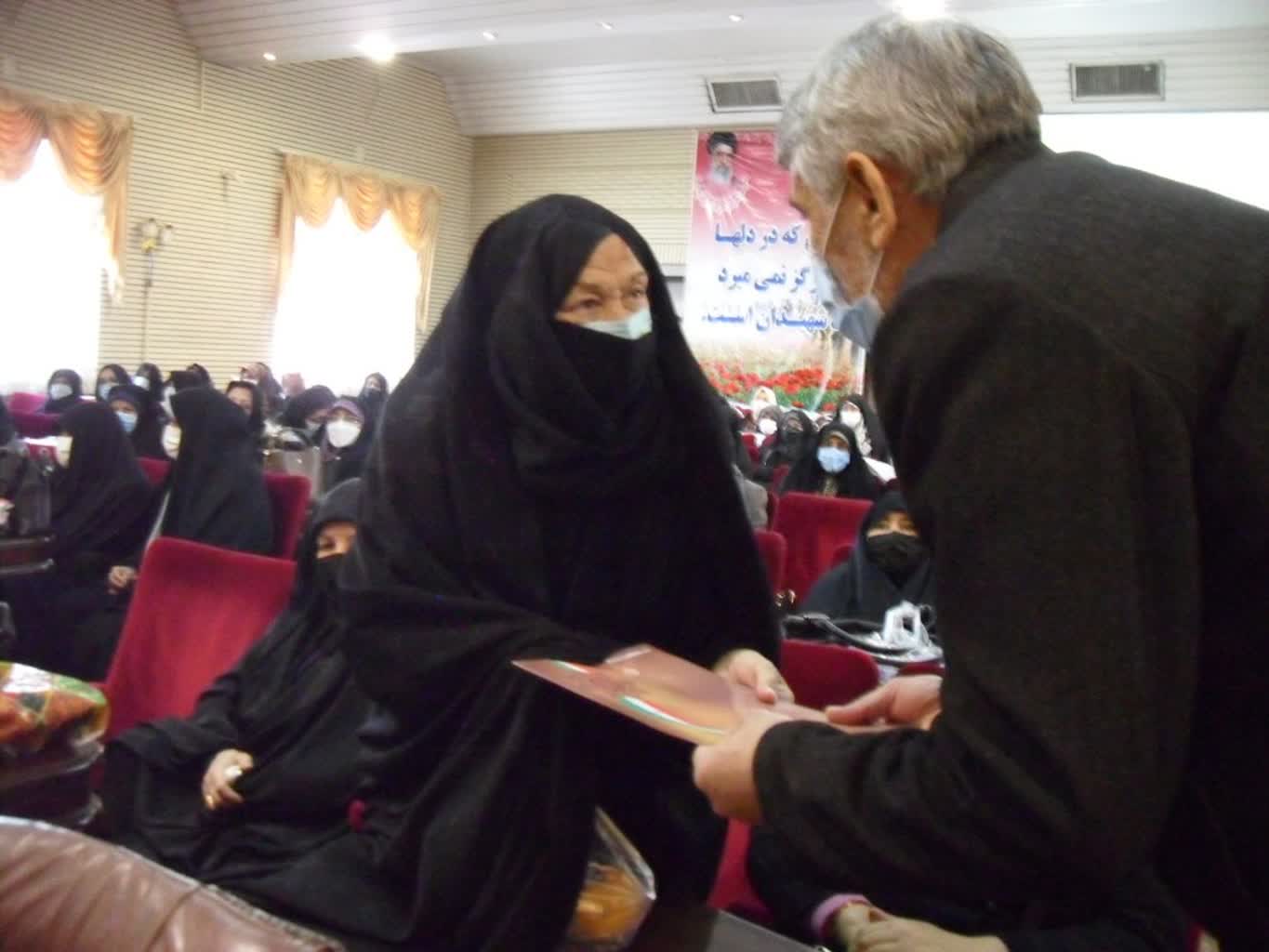 مراسم تکریم و تجلیل از مادران و همسران شهدا، جانبازان و آزادگان ارومیه برگزار شد9