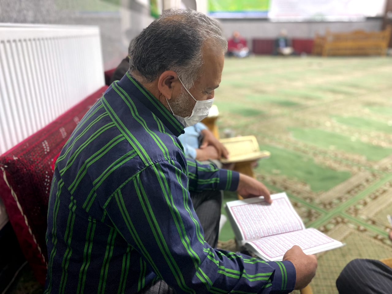 گزارش تصویری| قرائت قران توسط هیئت آزادگان بیرجند0