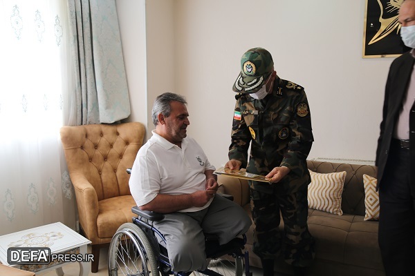 تصاویر/ دیدار فرمانده قرارگاه منطقه ای شمالغرب ارتش با خانواده شهدا، جانبازان و آزادگان1