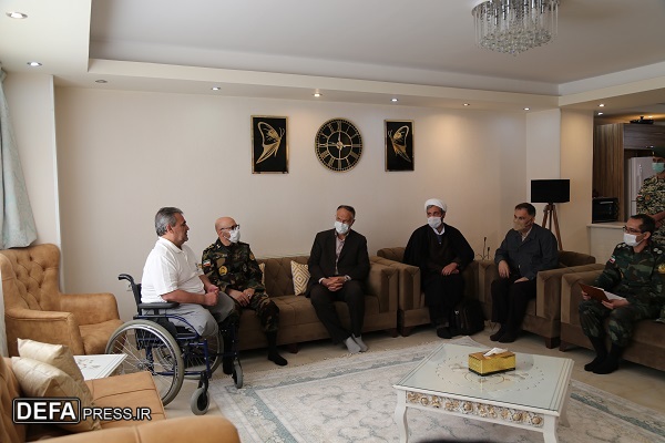 تصاویر/ دیدار فرمانده قرارگاه منطقه ای شمالغرب ارتش با خانواده شهدا، جانبازان و آزادگان4