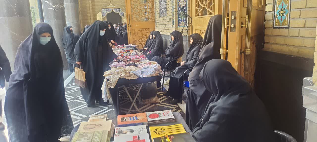 خدمات‌دهی غرفه‌های فرهنگی به عزاداران بعد از مراسم شهادت حضرت فاطمه(س)1