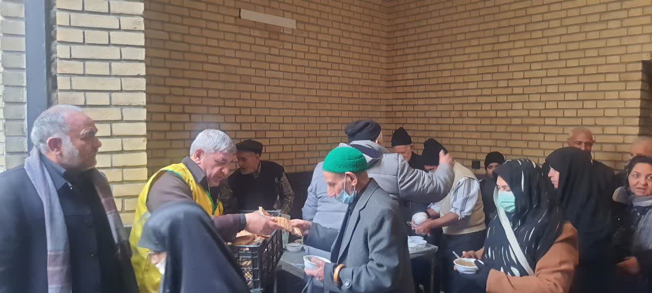 خدمات‌دهی غرفه‌های فرهنگی به عزاداران بعد از مراسم شهادت حضرت فاطمه(س)2