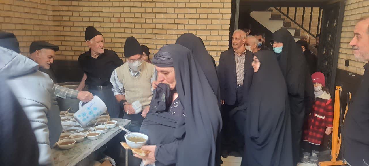 خدمات‌دهی غرفه‌های فرهنگی به عزاداران بعد از مراسم شهادت حضرت فاطمه(س)4