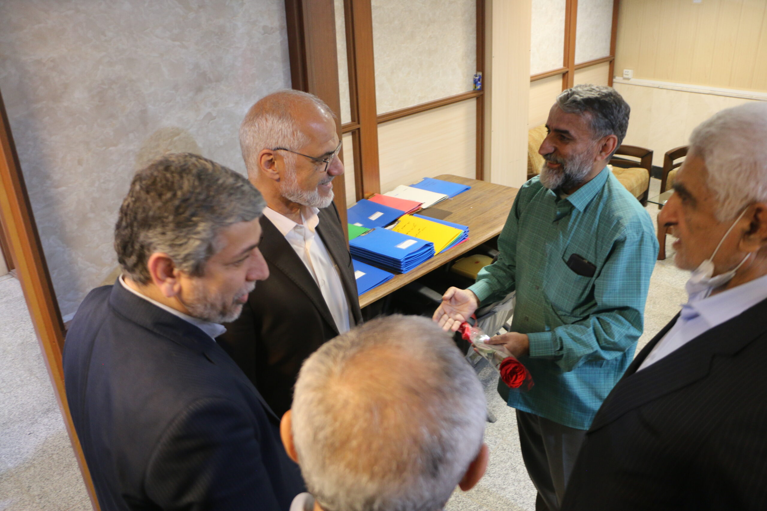 استاندار خوزستان از آزادگان، جانبازان و ایثارگران شاغل در استانداری تقدیر کرد1