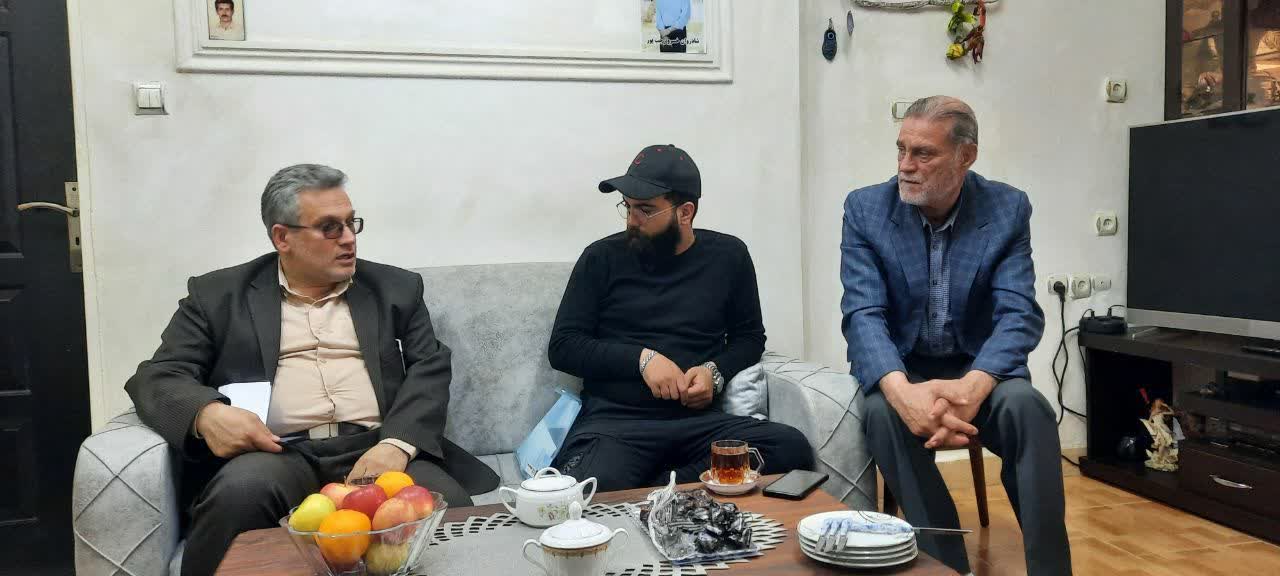 نماینده موسسه پیام آزادگان گیلان با خانواده دوتن از آزادگان دیدار کرد1