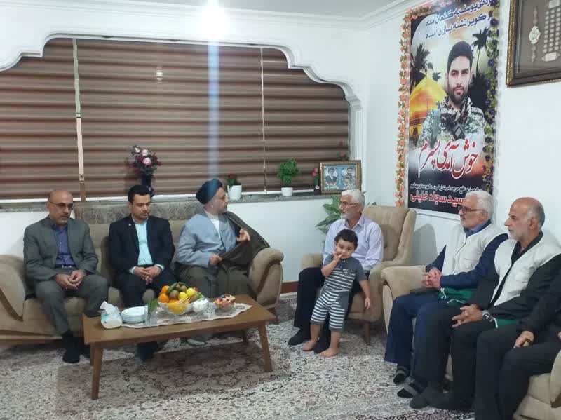 دیدار جعفر مزیدها با خانواده شهید مدافع حرم سید «سجاد خلیلی»2