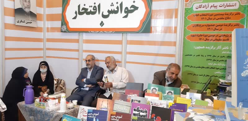 حضور آزاده ابراهیم اعتصام در غرفه، راوی کتاب به سمت پرواز👆4