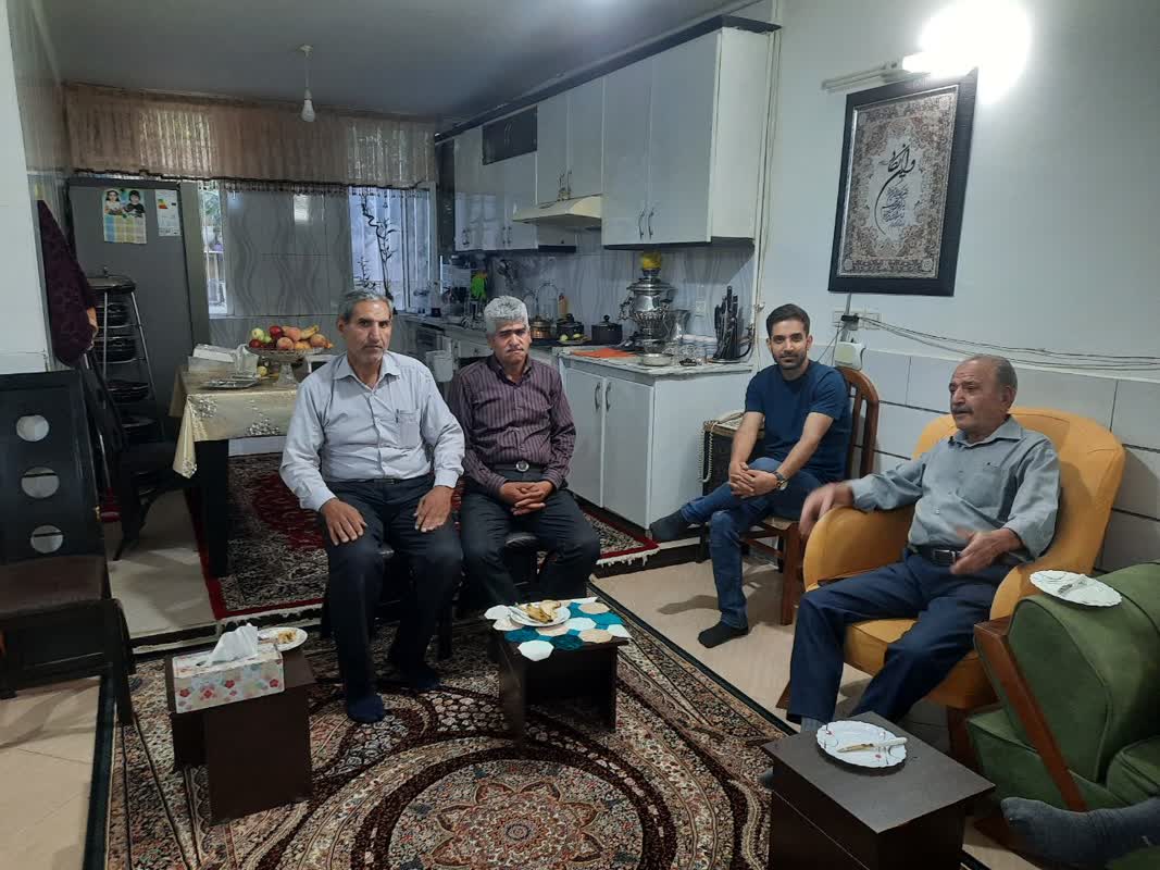 تصویر| عیادت آزادگان اراکی از آزاده «محمد رضا باجلان»3