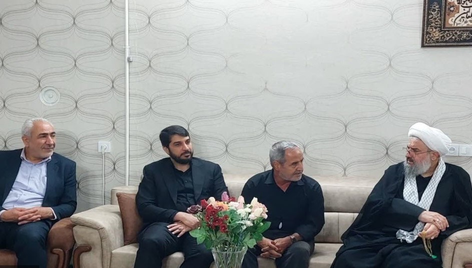 دیدار جمعی از مسئولین ملایر با خانواده‌های معظم آزادگان1