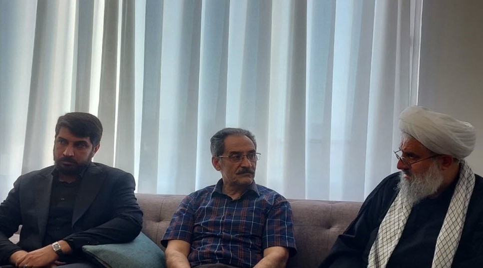 دیدار جمعی از مسئولین ملایر با خانواده‌های معظم آزادگان3