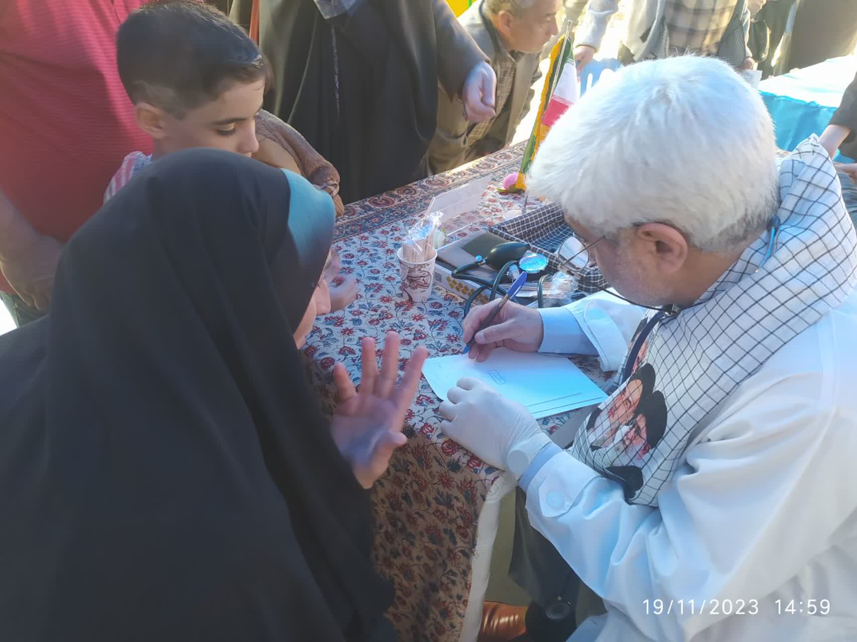 تصاویر| برپایی میز خدمت با حضور پزشکان عمومی و طب سنتی3