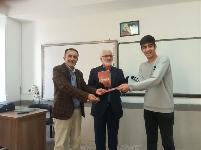 روایتگری آزاده مزیدها در جمع دانش آموزان استعداد‌های درخشان1