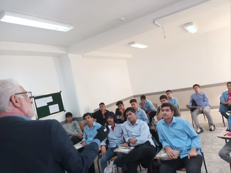 روایتگری آزاده مزیدها در جمع دانش آموزان استعداد‌های درخشان2