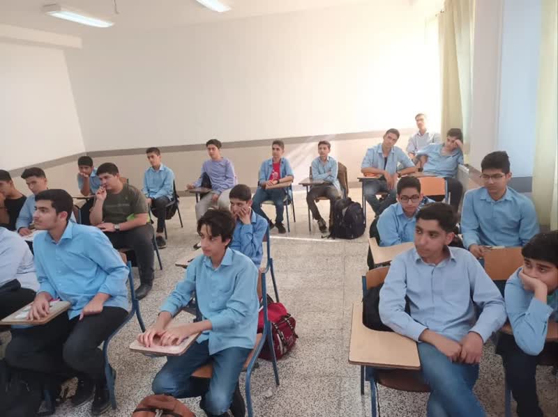 روایتگری آزاده مزیدها در جمع دانش آموزان استعداد‌های درخشان3