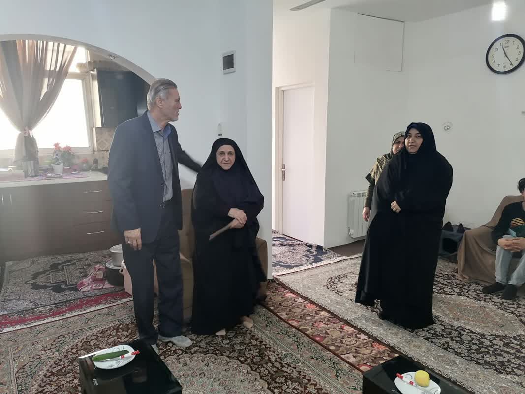 دیدار نماینده موسسه در گیلان با همسر شهید آزاده «غلامحسین فتحی»2
