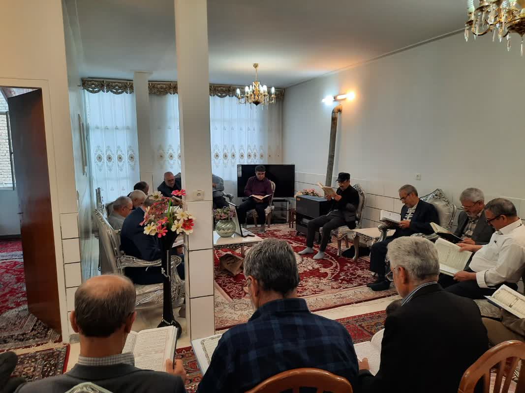 تصاویر| قرائت جزء بیست و هفتم قرآن کریم به سبک دوران اسارت3