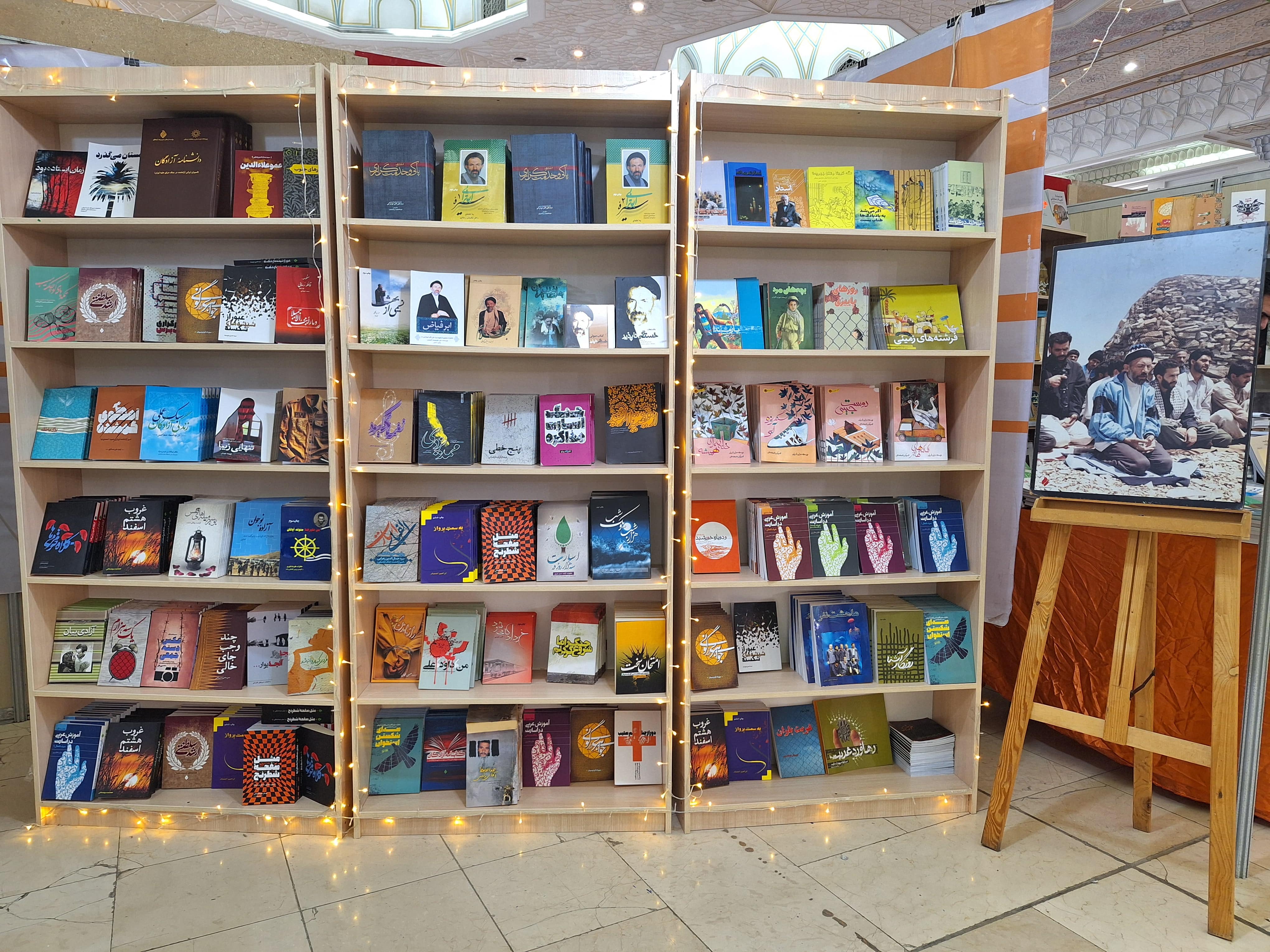 تصاویری از غرفه انتشارات پیام آزادگان در نمایشگاه کتاب تهران1