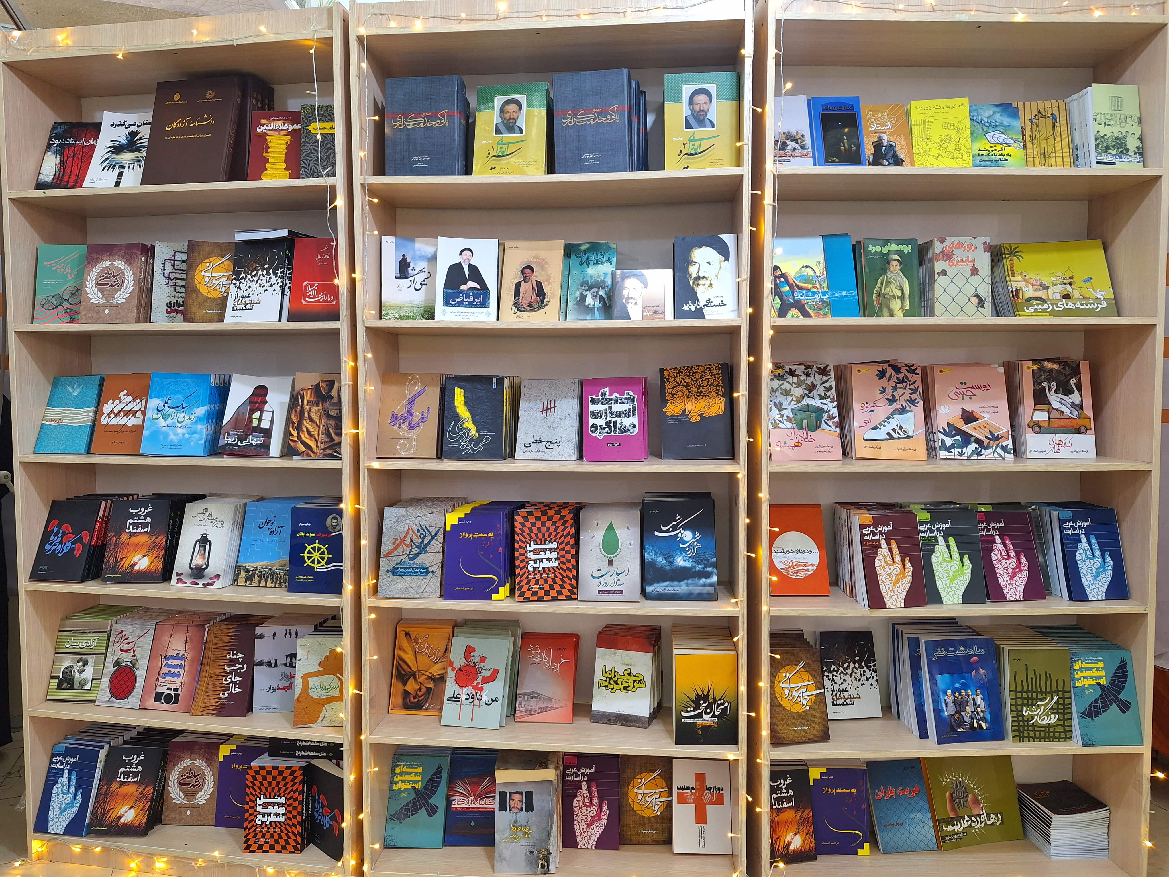 تصاویری از غرفه انتشارات پیام آزادگان در نمایشگاه کتاب تهران4