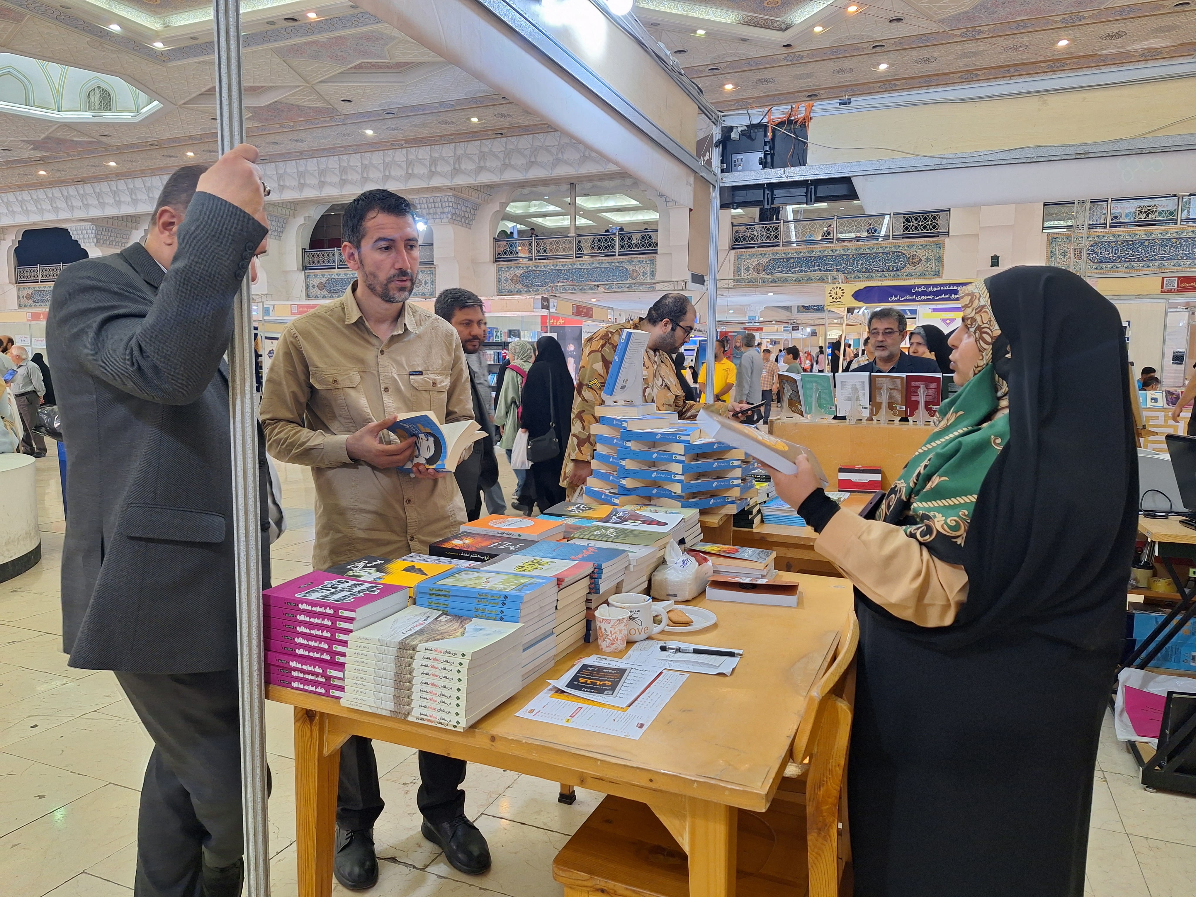 تصاویری از غرفه انتشارات پیام آزادگان در نمایشگاه کتاب تهران11