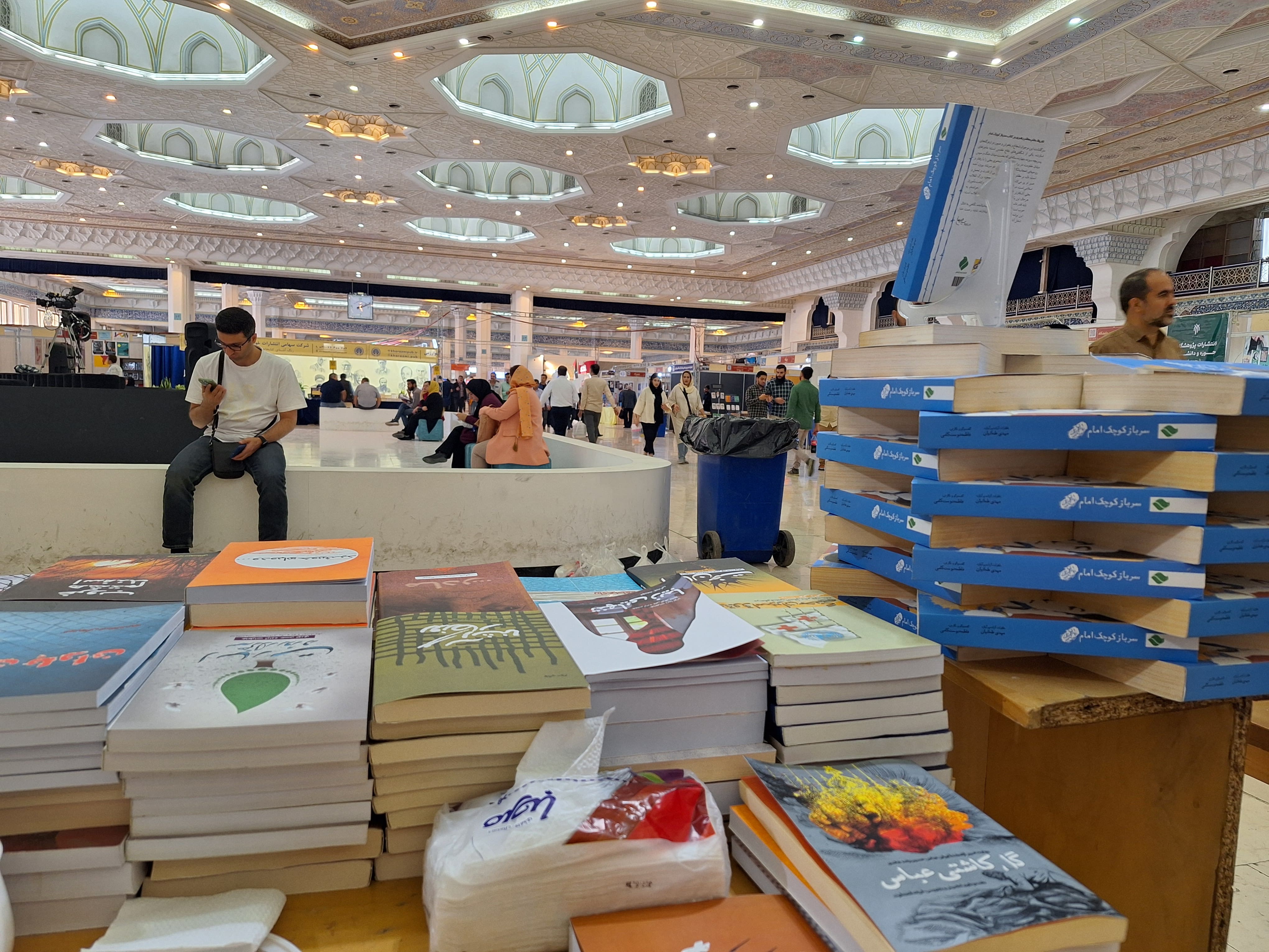 تصاویری از غرفه انتشارات پیام آزادگان در نمایشگاه کتاب تهران13