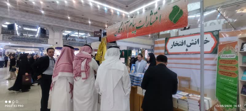 بازدید سرلشکر صفوی از غرفه انتشارات پیام آزادگان در نمایشگاه کتاب +فیلم7