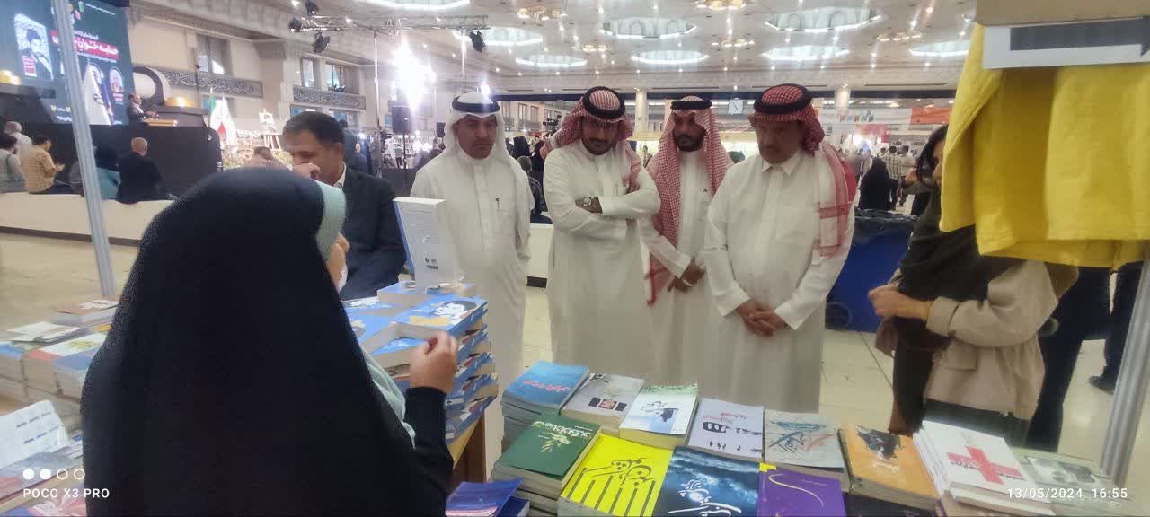 بازدید سرلشکر صفوی از غرفه انتشارات پیام آزادگان در نمایشگاه کتاب +فیلم8