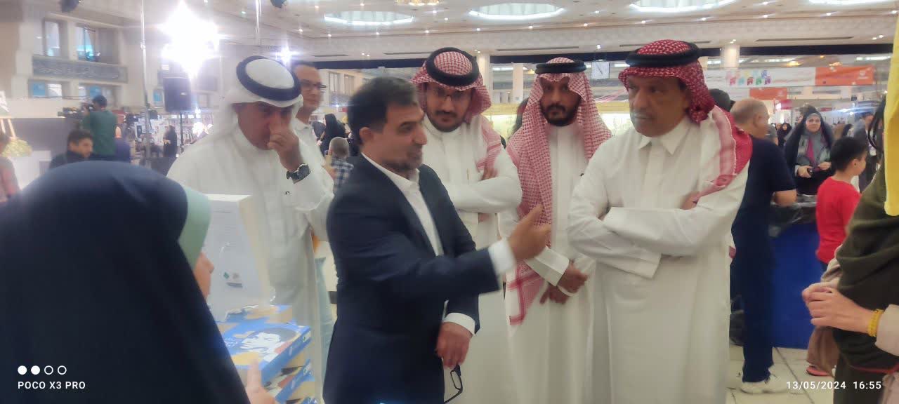 بازدید سرلشکر صفوی از غرفه انتشارات پیام آزادگان در نمایشگاه کتاب +فیلم9