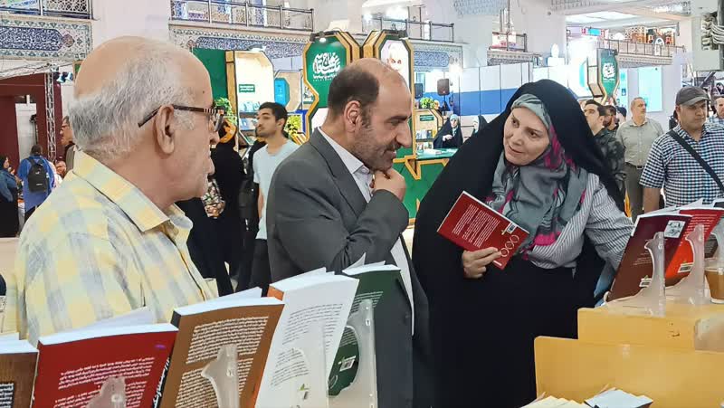 بازدید سرلشکر صفوی از غرفه انتشارات پیام آزادگان در نمایشگاه کتاب +فیلم10