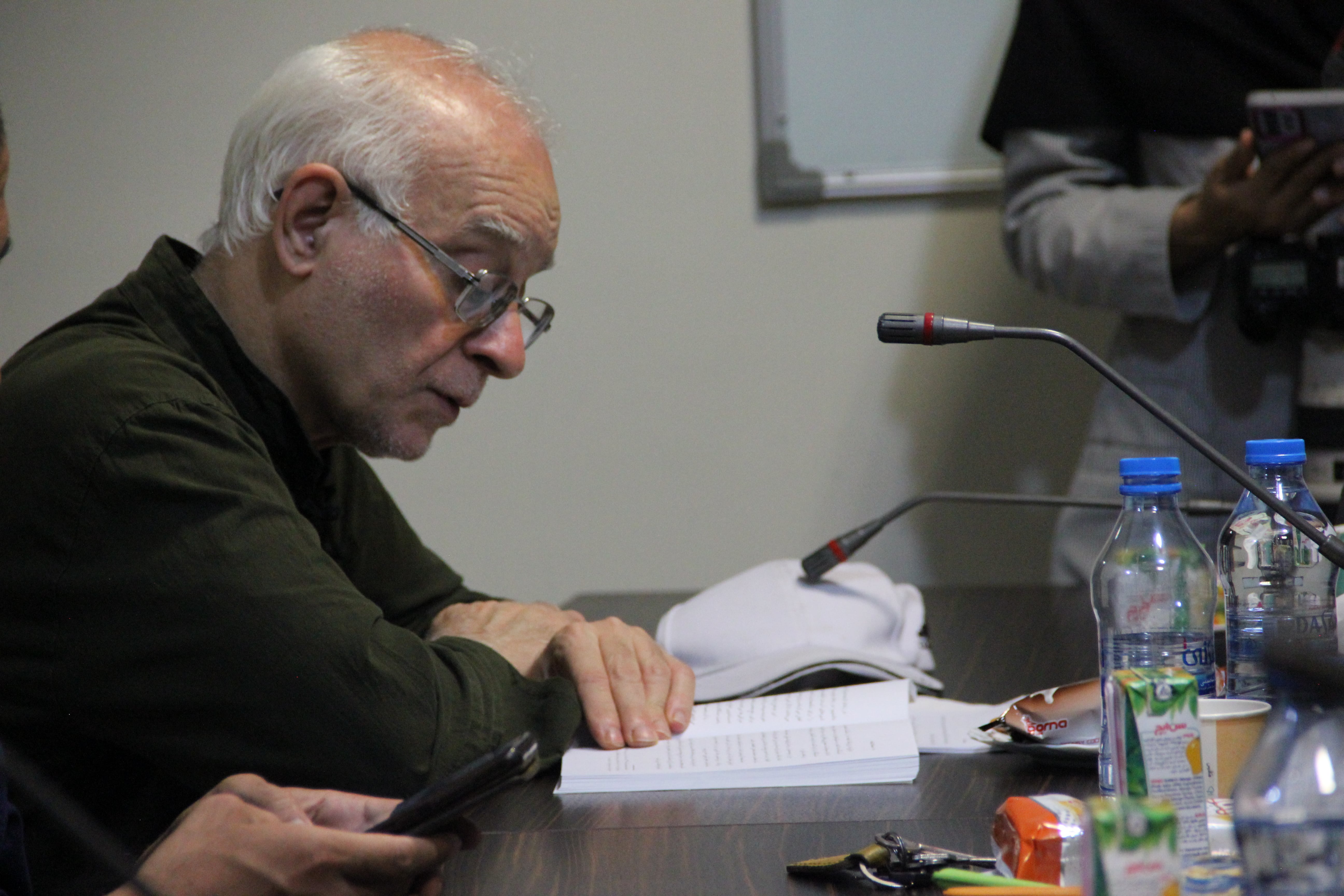 تصاویر| نشست نقد و بررسی کتاب حمله گرگ‌ها12