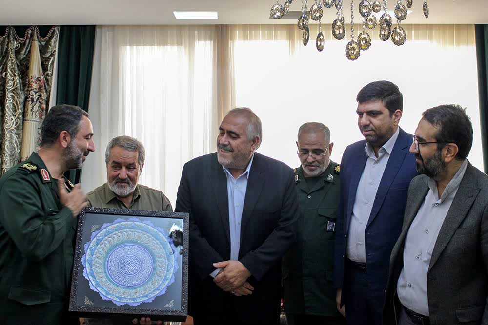 تصاویر| دیدار مسئولین و فرماندهان نظامی استان مرکزی با آزاده «ابراهیم نصیری»1