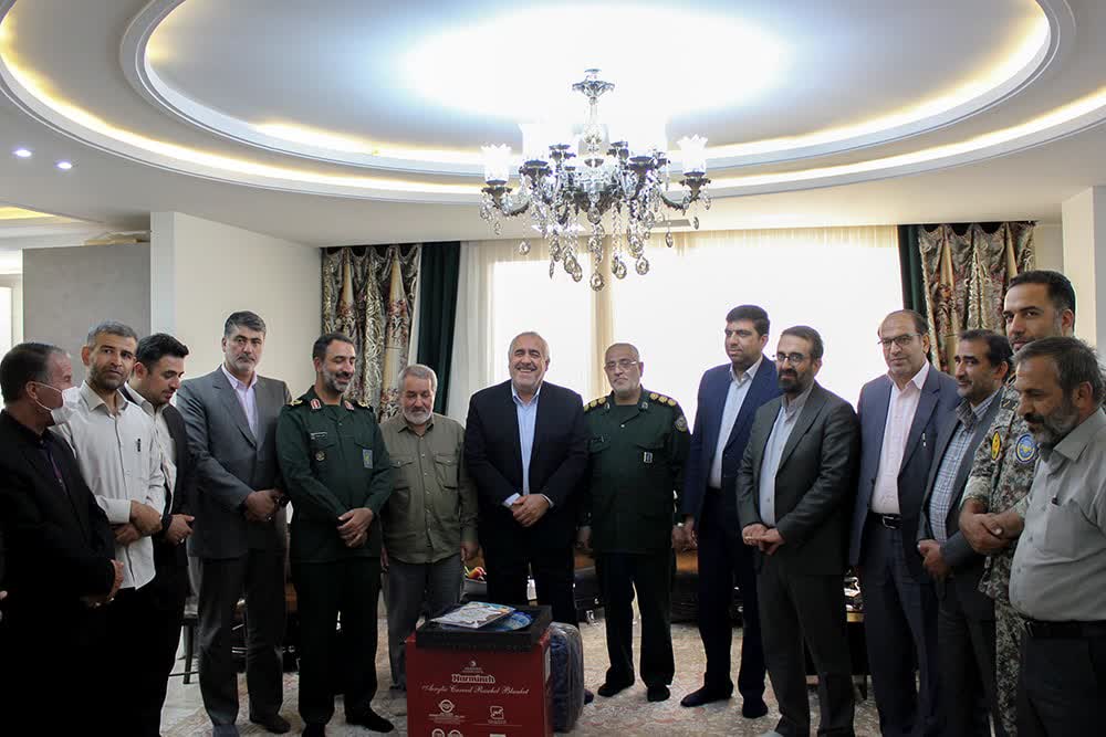 تصاویر| دیدار مسئولین و فرماندهان نظامی استان مرکزی با آزاده «ابراهیم نصیری»5