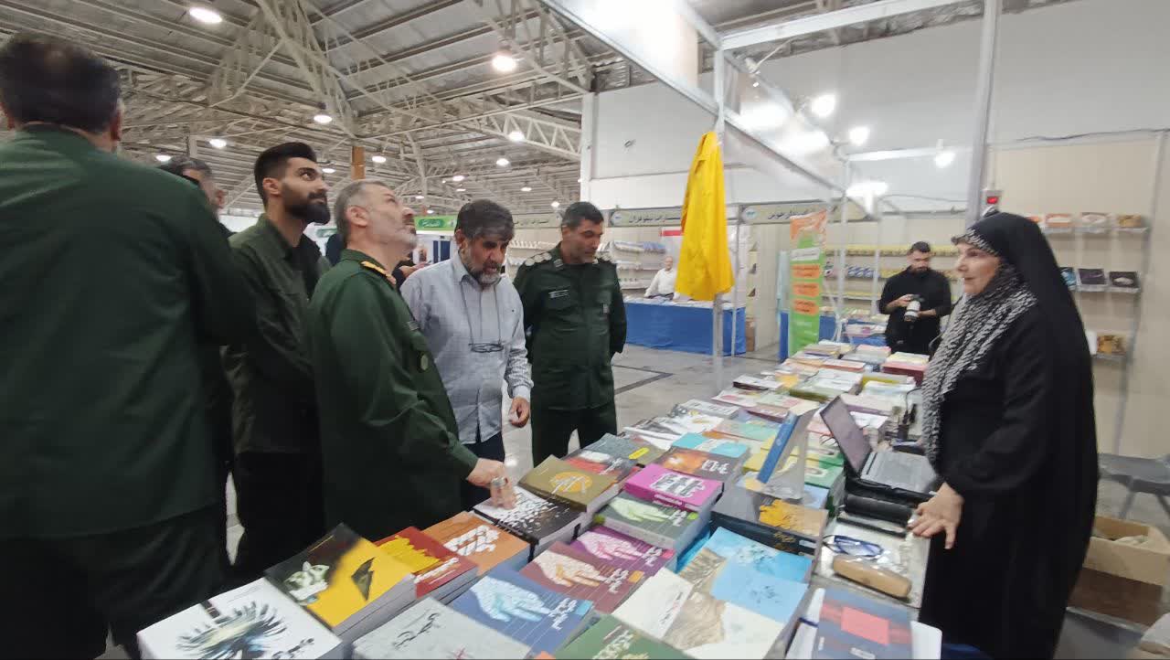 گزارش تصویری از سیزدهمین نمایشگاه کتاب ملی دفاع مقدس و مقاومت در قائمشهر6
