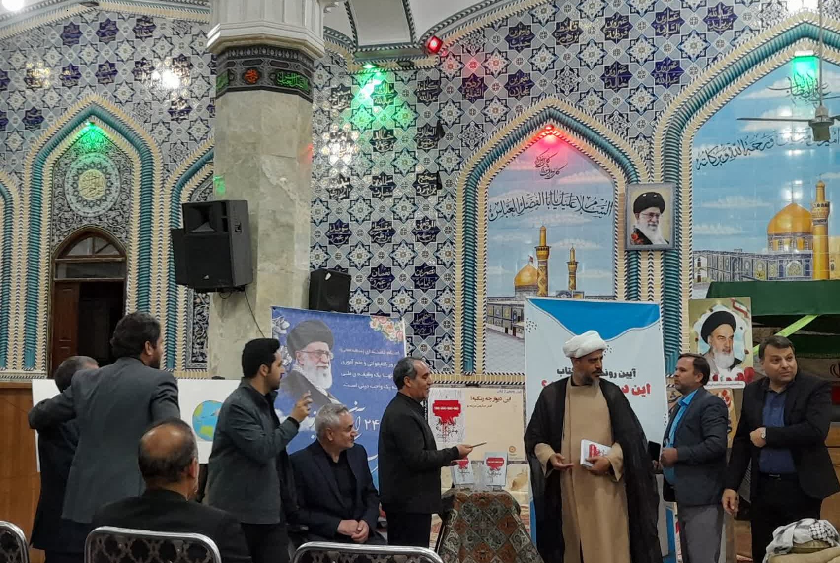 رونمایی کتاب این دیوار چه رنگیه