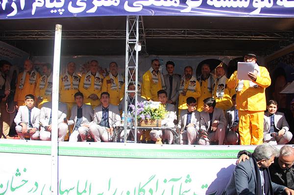 غرفه مؤسسه پیام آزادگان در مسیر راهپیمایی بیست‌ودوم بهمن‌ماه 1398