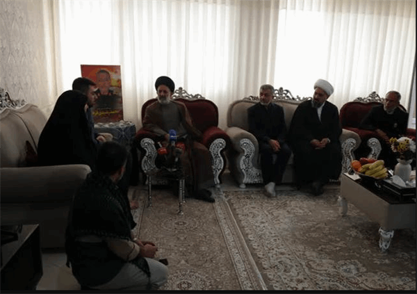 ابلاغ سلام مقام معظم رهبری توسط نماینده ولی فقیه به خانواده‌های شهدا