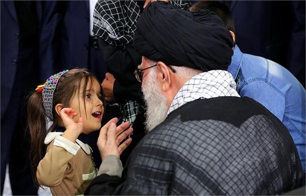 از هر نجوایی که برای جداکردن ما از صف انقلاب و رهبری متصاعد شود، بیزاریم