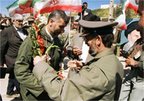 در مقابل تهدیدها و تطمیع‌های دشمن مقاومت کن