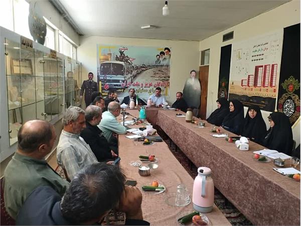 جلسه مسئولین موسسه با نویسندگان حوزه دفاع مقدس