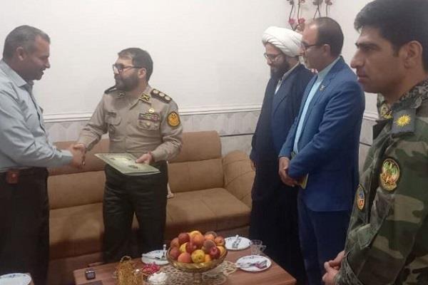 رئیس سازمان ایثارگران نزاجا با خانواده‌ شهدا و آزادگان زابل دیدار کرد