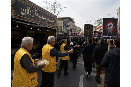 تجلی خدمت و ایثار؛ برپایی موکب «پیام آزادگان» استان تهران در مراسم تشییع رهبر شهید
