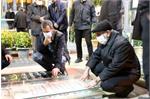 تصویر خاص سردار قاآنی بر سر مزار شهید سردار سلیمانی