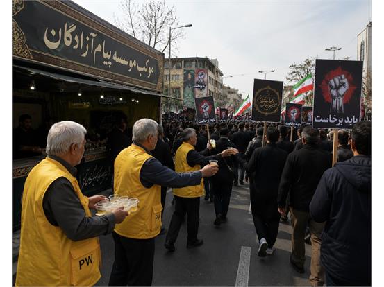 تجلی خدمت و ایثار؛ برپایی موکب «پیام آزادگان» استان تهران در مراسم تشییع رهبر شهید