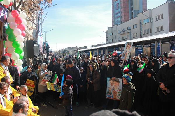 غرفه مؤسسه پیام آزادگان در مسیر راهپیمایی بیست‌ودوم بهمن‌ماه 1398
