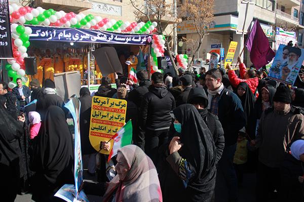 غرفه مؤسسه پیام آزادگان در مسیر راهپیمایی بیست‌ودوم بهمن‌ماه 1398