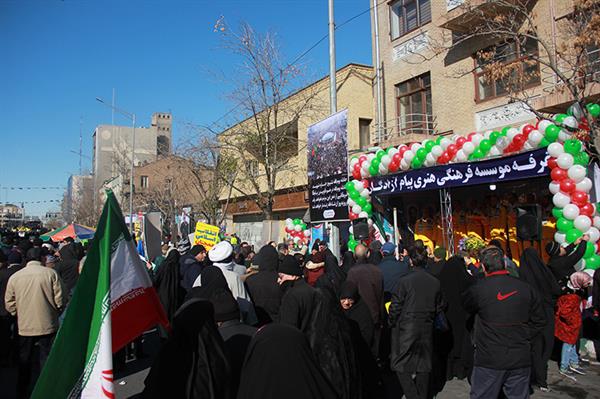 غرفه مؤسسه پیام آزادگان در مسیر راهپیمایی بیست‌ودوم بهمن‌ماه 1398